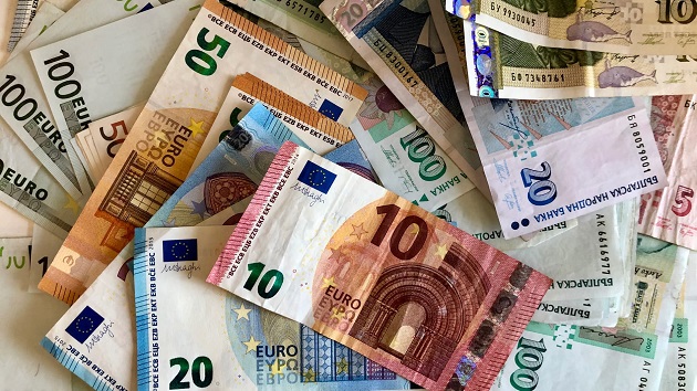 Еврото падна под 1.02 долара тази седмица, продължавайки да се